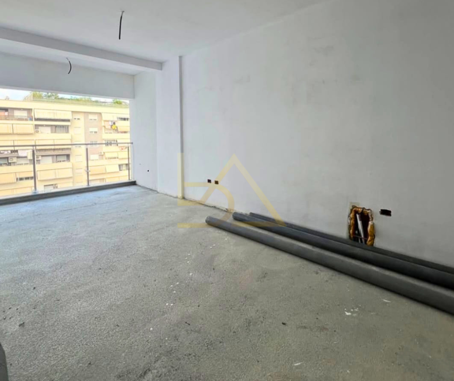 Shitet Apartament– Komuna e Parisit, Tiranë