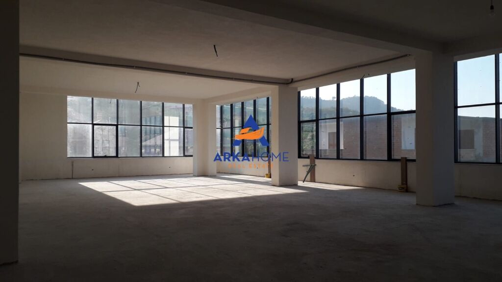 AMBIENT / TOKË PËR QERA 1300M2 "AHMETAJ" 4000 EURO