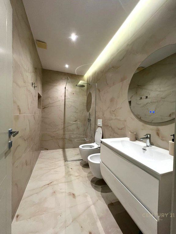 Zogu i zi, ofrohet me qera  apartament i  mobiluar 2+1+2