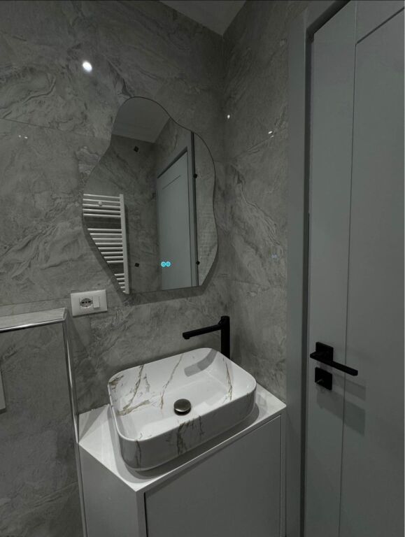 SHITET APARTAMENT 1+1 – BRRYLI, PRANË MATERNITETIT TË RI