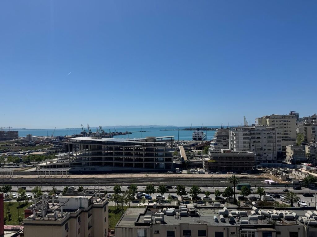 Shitet apartament 2+1+  1garazhd ,me pamje fantastike nga deti