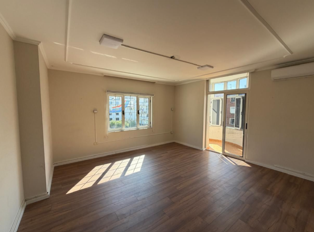 JEPET ME QIRA AMBIENT PËR ZYRA – Sheshi Wilson