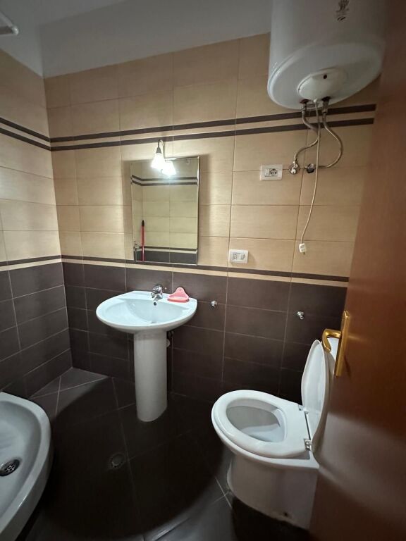 🏢Rruga e Elbasanit,jepet me qera apartament3+1+2+post parkimi ,pjeserisht i mobiluar 1,000Euro (Bruto)