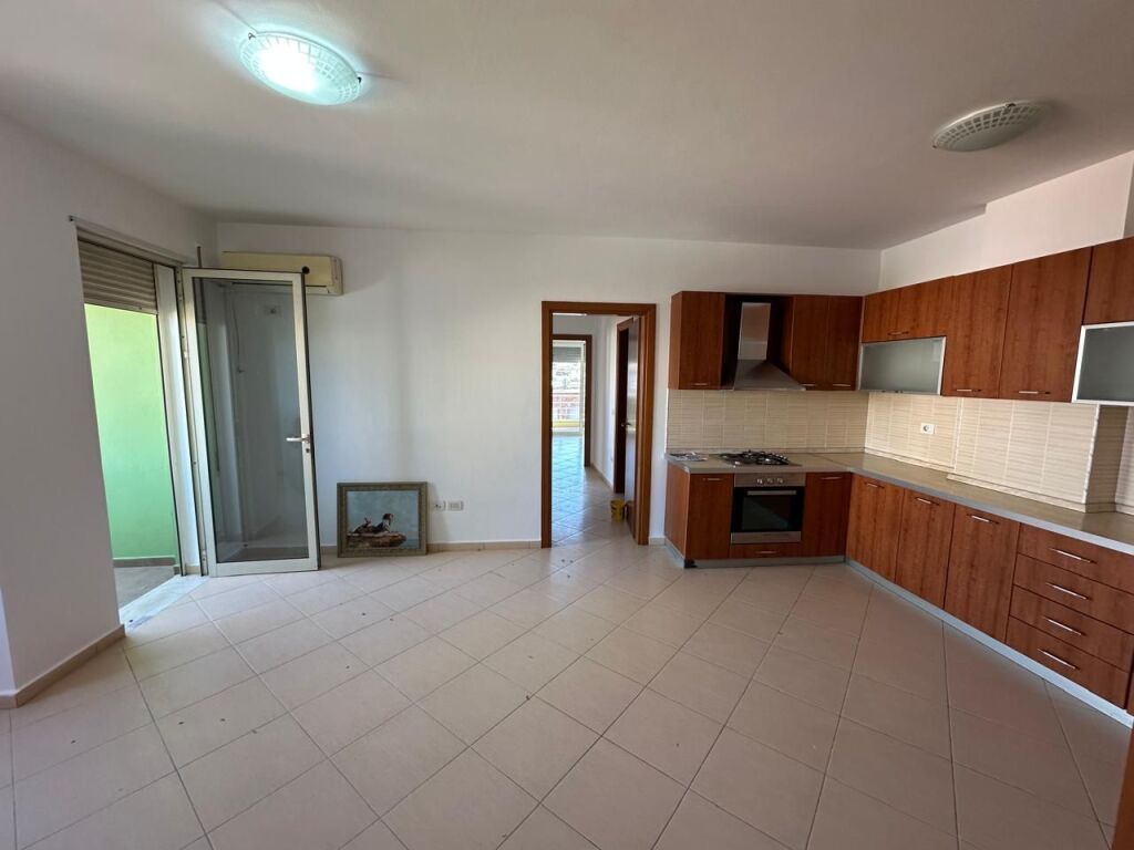 🏢Rruga e Elbasanit,jepet me qera apartament3+1+2+post parkimi ,pjeserisht i mobiluar 1,000Euro (Bruto)