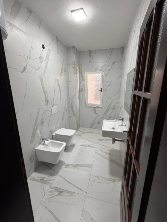 JEPET ME QIRA AMBIENT PËR ZYRA – Sheshi Wilson