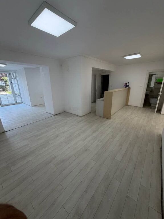 AMBIENT BIZNESI 100M ME QERA - 21-DHJETORI TIRANE