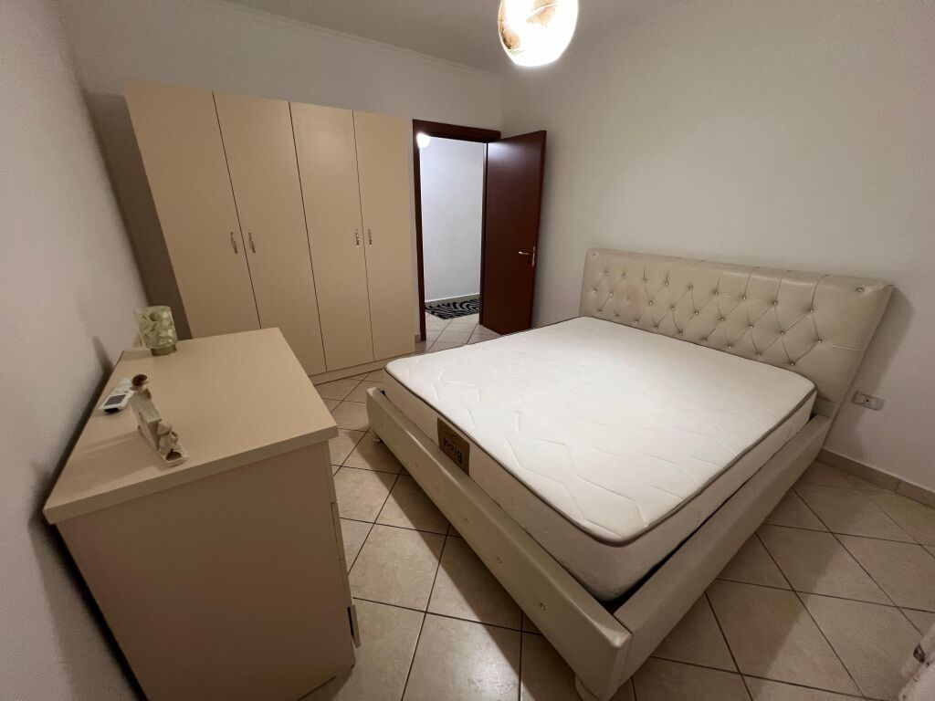 Jepet me qera Apartamenti 2+1+2 ballkone, Komuna Parisit Kompleksi Kika 1 650 Mije leke