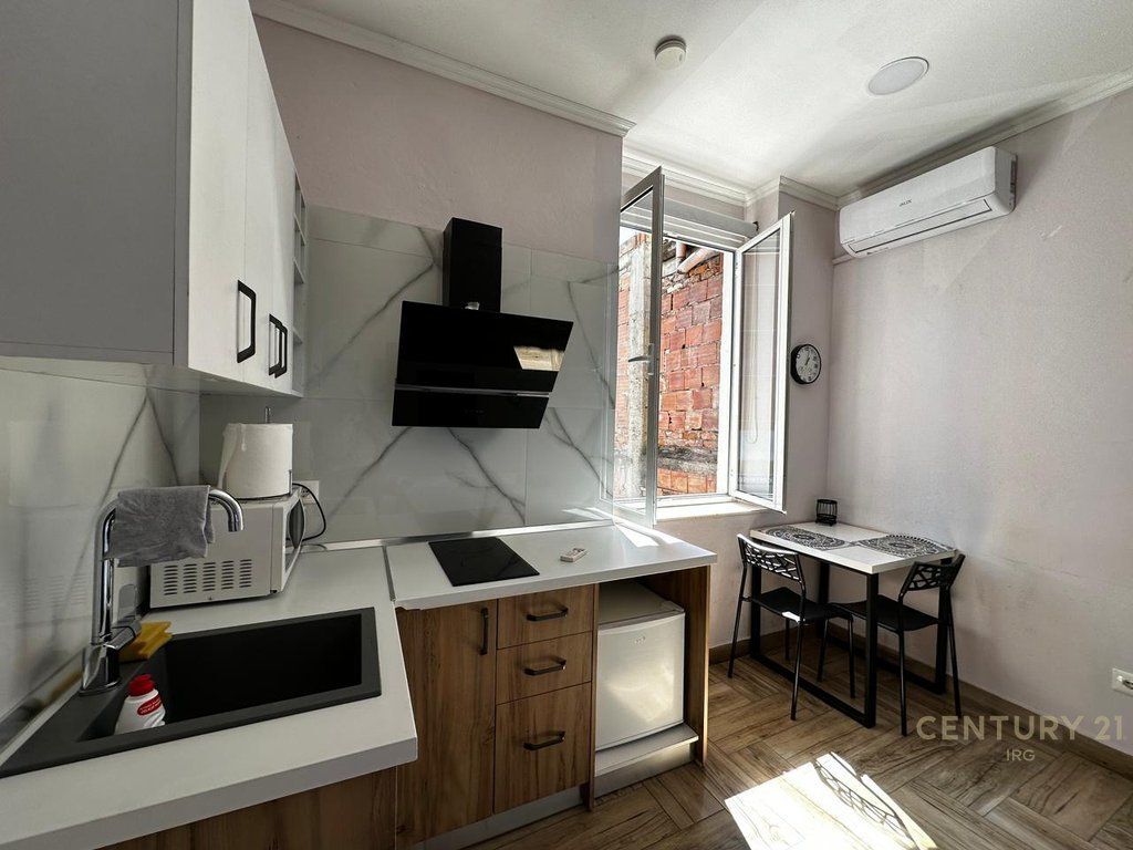 2 garsoniere per shitje prane Stadiumit Dinamo