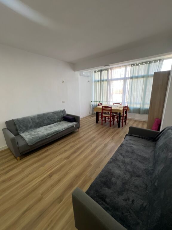 Shitet Garzoniere  shkembi kavajes