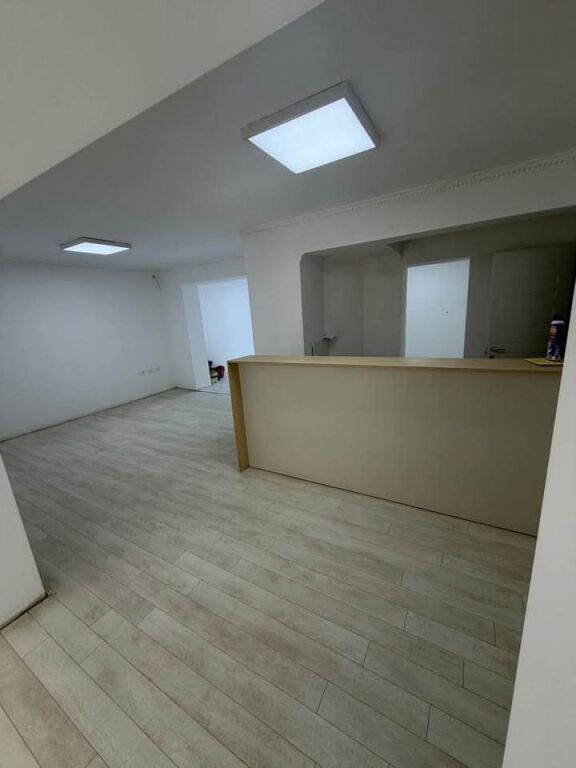 AMBIENT BIZNESI 100M ME QERA - 21-DHJETORI TIRANE