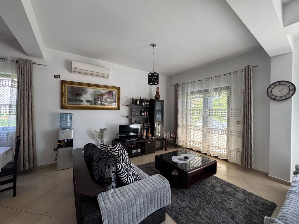 Jepet me Qira hyrje ne shtepi private