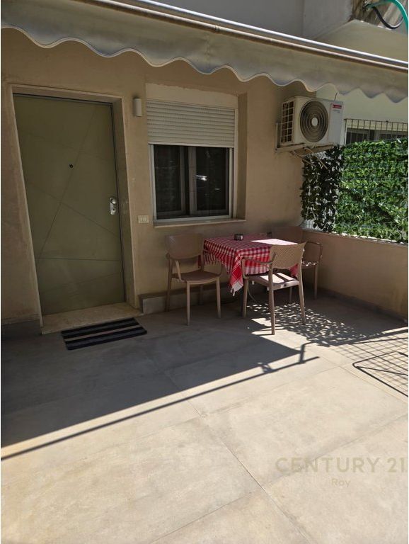 SHITET GARZONJERE ME VEREANDE NE PLAZH HEKURULLA VETEM 50M LARG PLAZHIT !!!