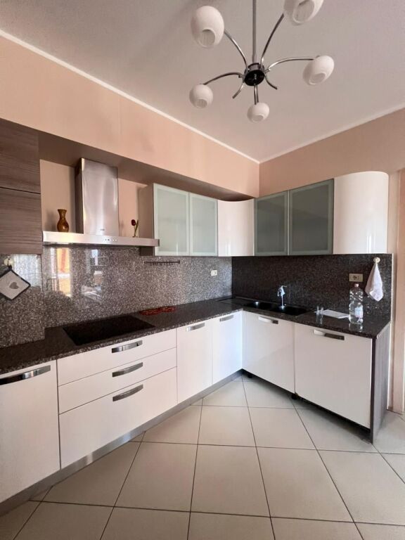 JEPET ME QERA APARTAMENT 2+1+2 PRANE MARKET KAZAZI, DURRES