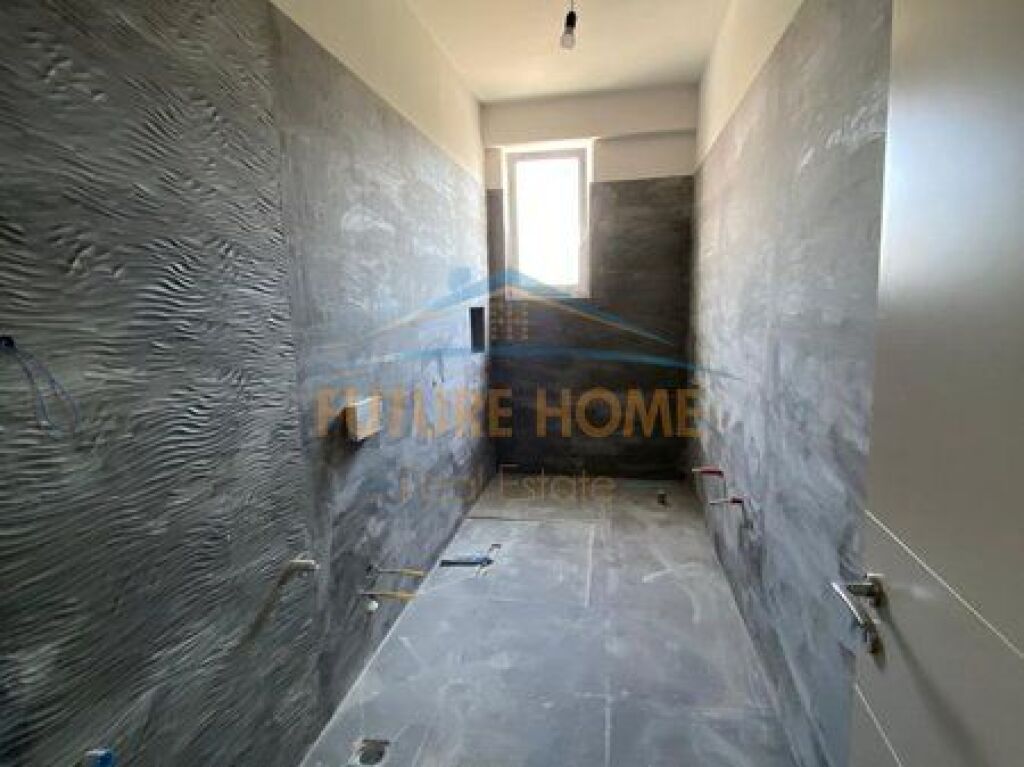 Shitet, Apartament 3+1+2, Komuna e Parisit, Tiranë.