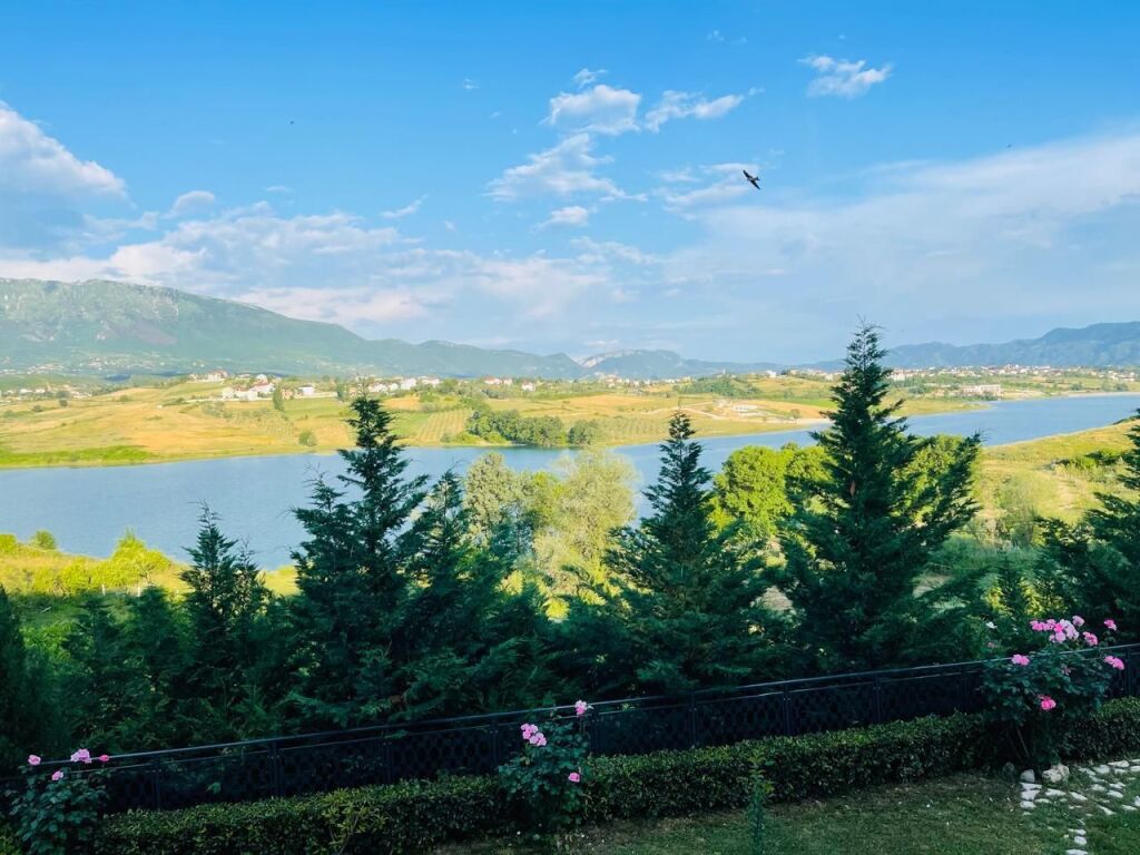 Qira, Vile, Liqeni i Farkes