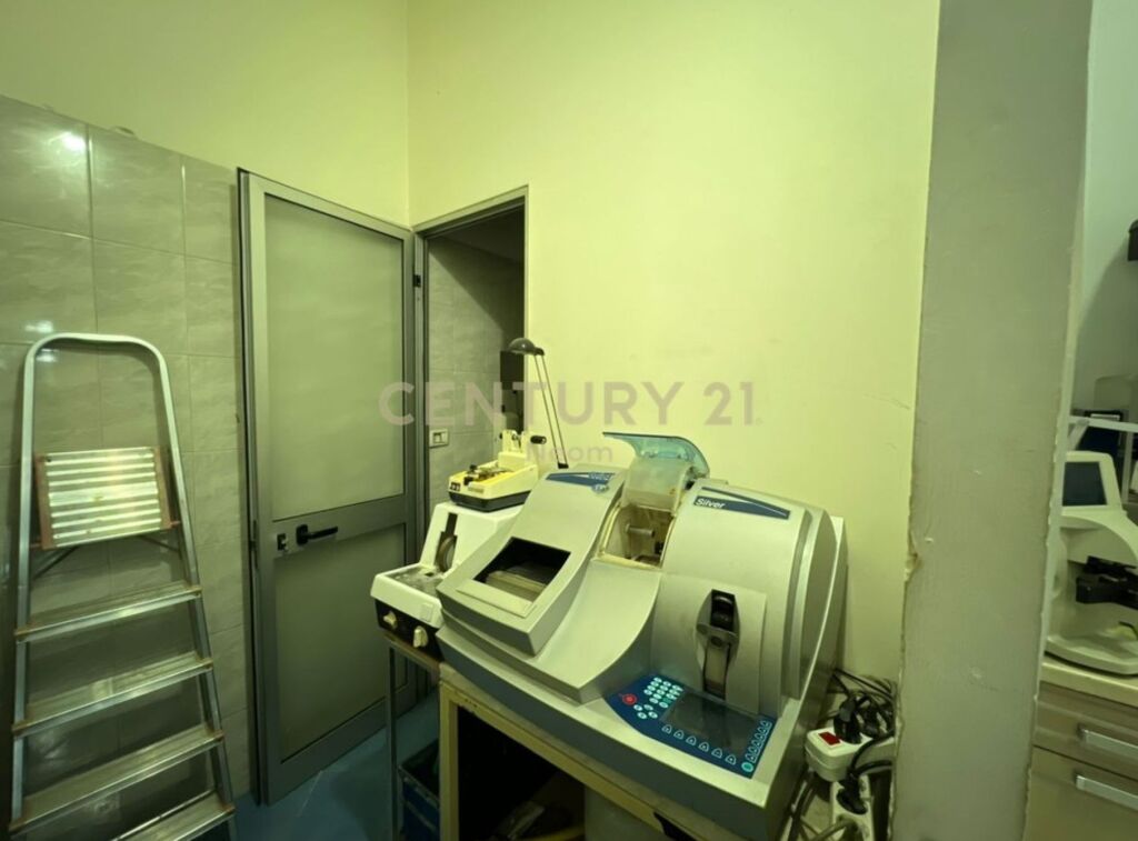 Ambjent Komercial me Qera