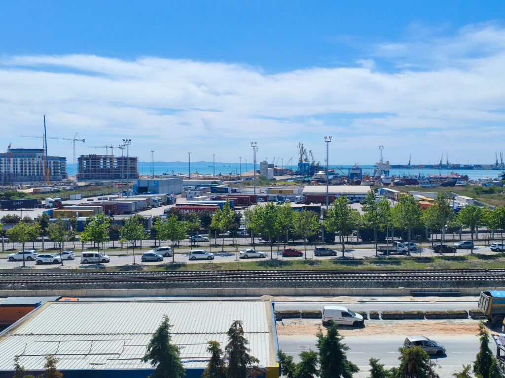 🏡 Apartament 1+1 me pamje deti &amp; porti – Stacioni i Trenit, Durrës