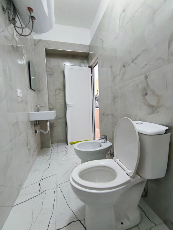 🏡 Apartament 1+1 me pamje deti &amp; porti – Stacioni i Trenit, Durrës