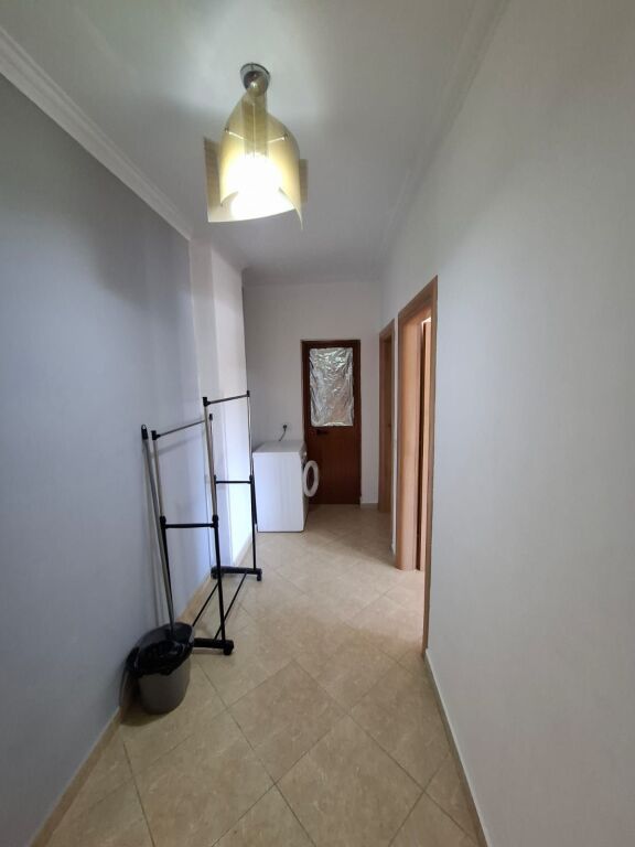 Jepet me Qera Apartament 1+1 Ne Plazh Hekurudha