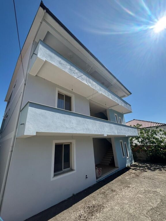 Shitet vile 3 kateshe sauku i vjeter , 417m2 ndertim 300m2 truall