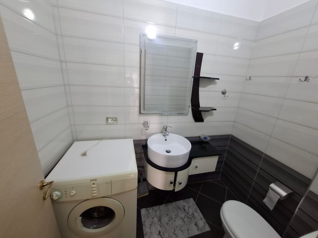 Jepet me Qera Apartament 2+1+2 Ne Plazh Hekurudha