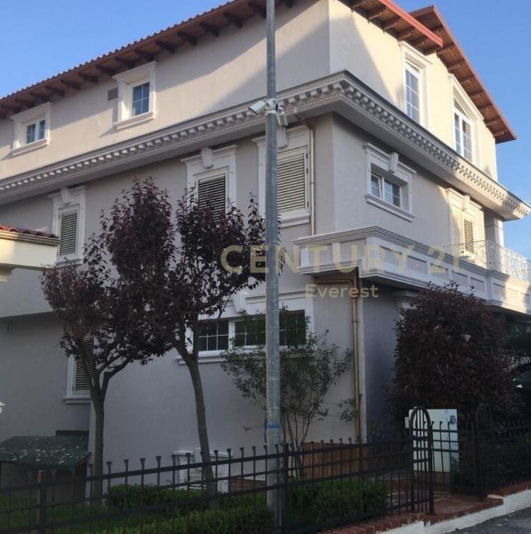 JEPET ME QERA VILË LUKSOZE 3-KATËSHE + PAPAFINGO