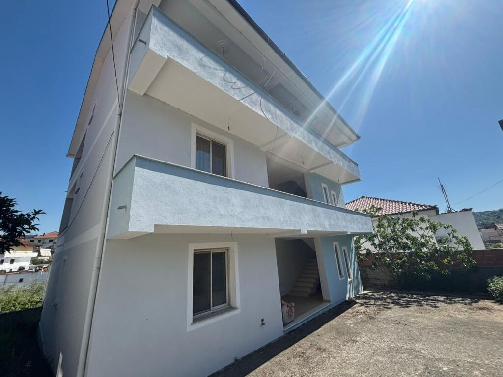 Shitet vile 3 kateshe sauku i vjeter , 417m2 ndertim 300m2 truall