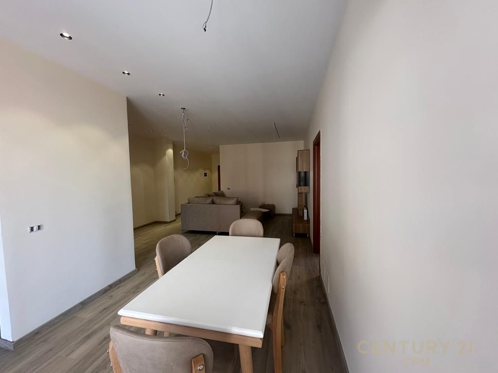 Affitto, Appartamento 3+1+2 Vicino al Liceo Ismail Qemali