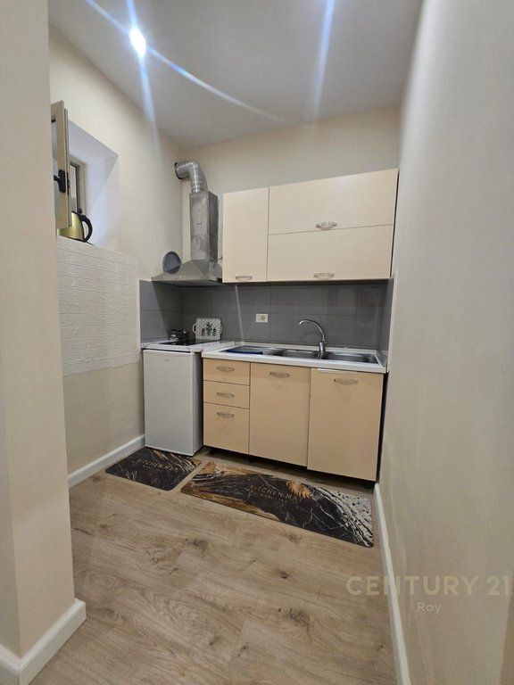 SHITET GARZONJERE ME VEREANDE NE PLAZH HEKURULLA VETEM 50M LARG PLAZHIT !!!