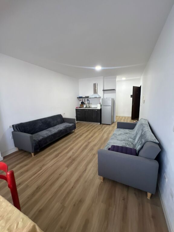 Shitet Garzoniere  shkembi kavajes