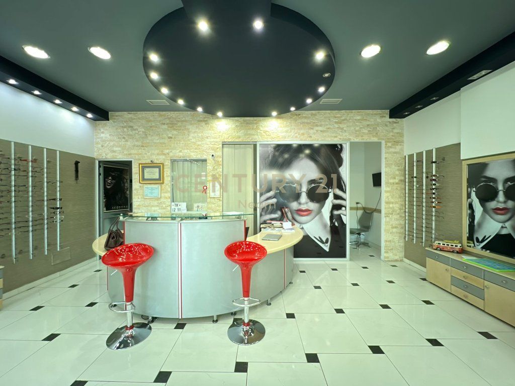 Ambjent Komercial me Qira i pozicionuar pranë Kopshtit Zoologjik.