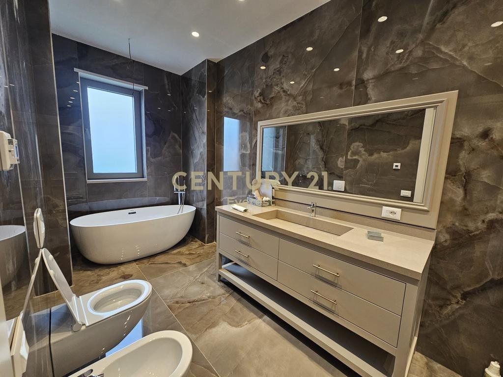 MJULL-BATHORE – Vilë 3-katëshe me pishinë për qira