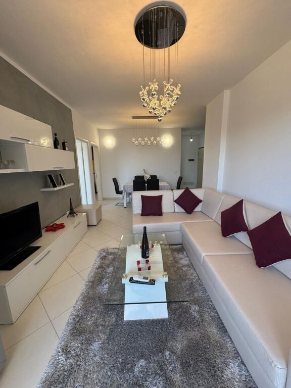 Shitet apartament 2+1+  1garazhd ,me pamje fantastike nga deti