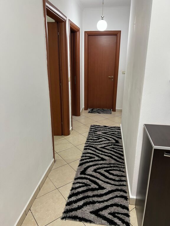 Jepet me qera Apartamenti 2+1+2 ballkone, Komuna Parisit Kompleksi Kika 1 650 Mije leke