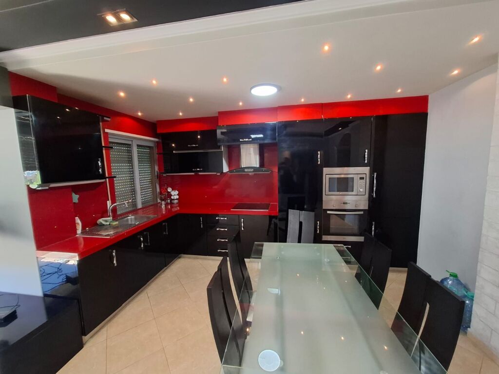 Jepet me Qera Apartament 1+1 Ne Plazh Hekurudha