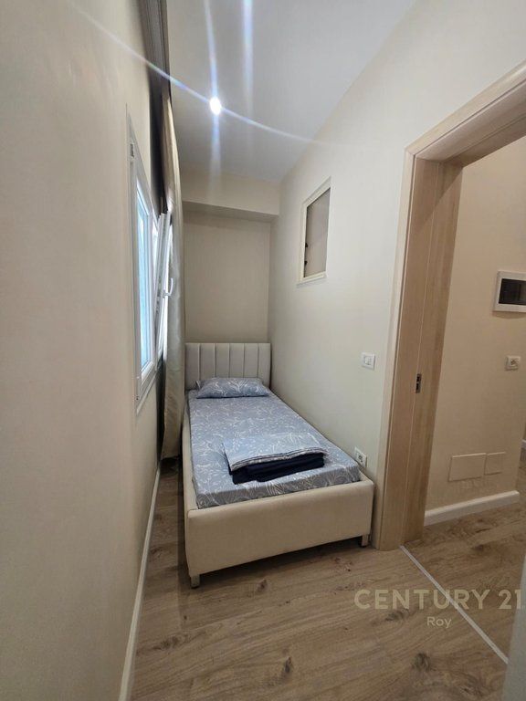 SHITET GARZONJERE ME VEREANDE NE PLAZH HEKURULLA VETEM 50M LARG PLAZHIT !!!