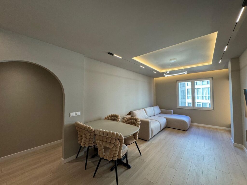 Komuna e Parisit  tek Lulishtja 2+1+2 / 99 m2