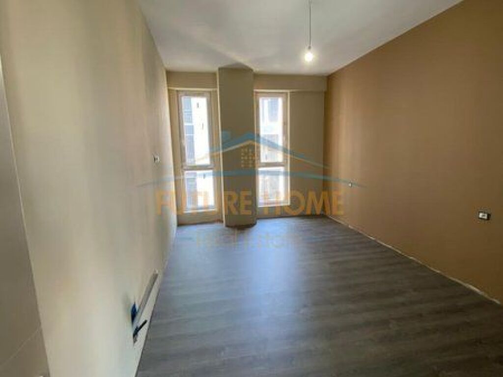 Shitet, Apartament 3+1+2, Komuna e Parisit, Tiranë.