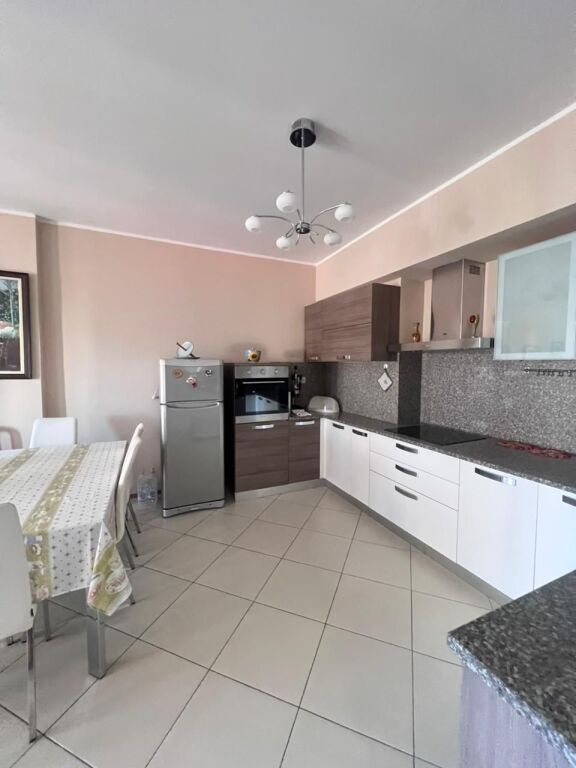 JEPET ME QERA APARTAMENT 2+1+2 PRANE MARKET KAZAZI, DURRES