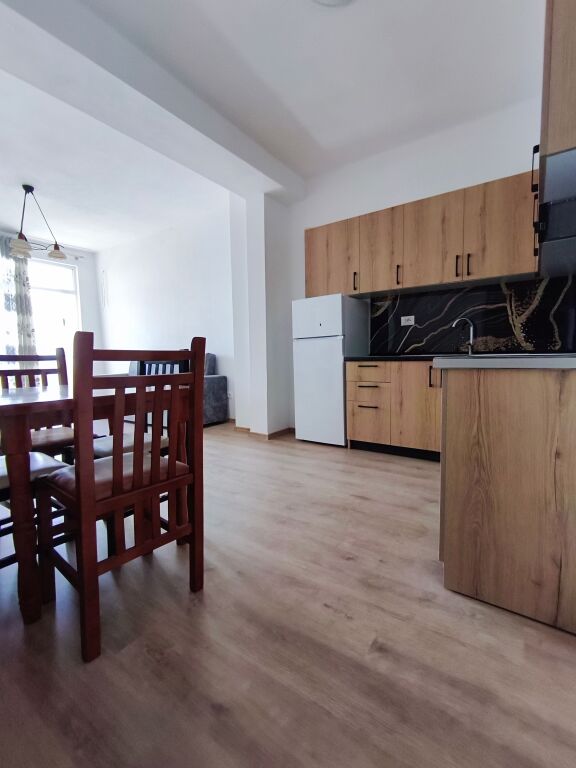 🏡 Apartament 1+1 me pamje deti &amp; porti – Stacioni i Trenit, Durrës