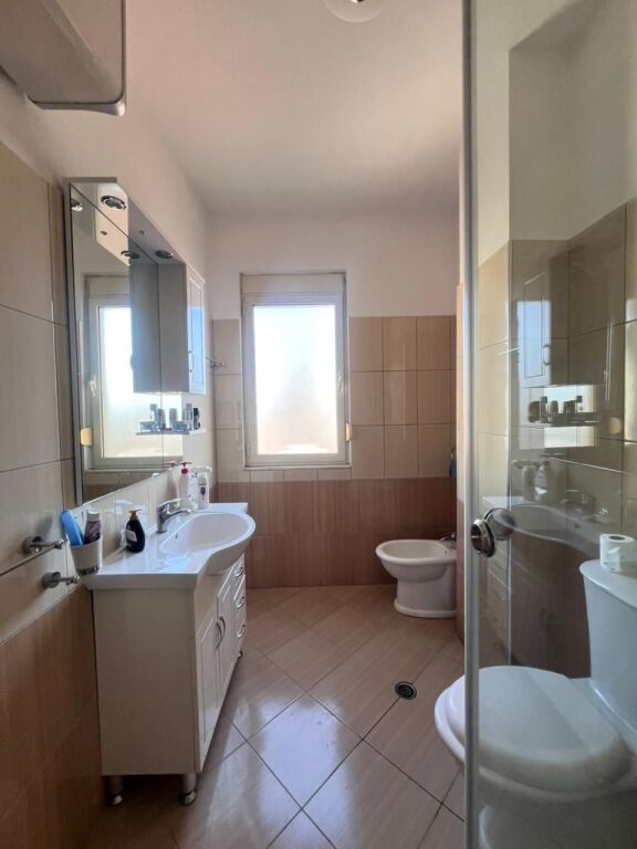 JEPET ME QERA APARTAMENT 2+1+2 PRANE MARKET KAZAZI, DURRES