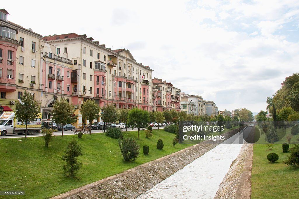 JEPET ZYRE ME QERA 440M2 "PRANE HOTEL HILTON" 5000 EURO