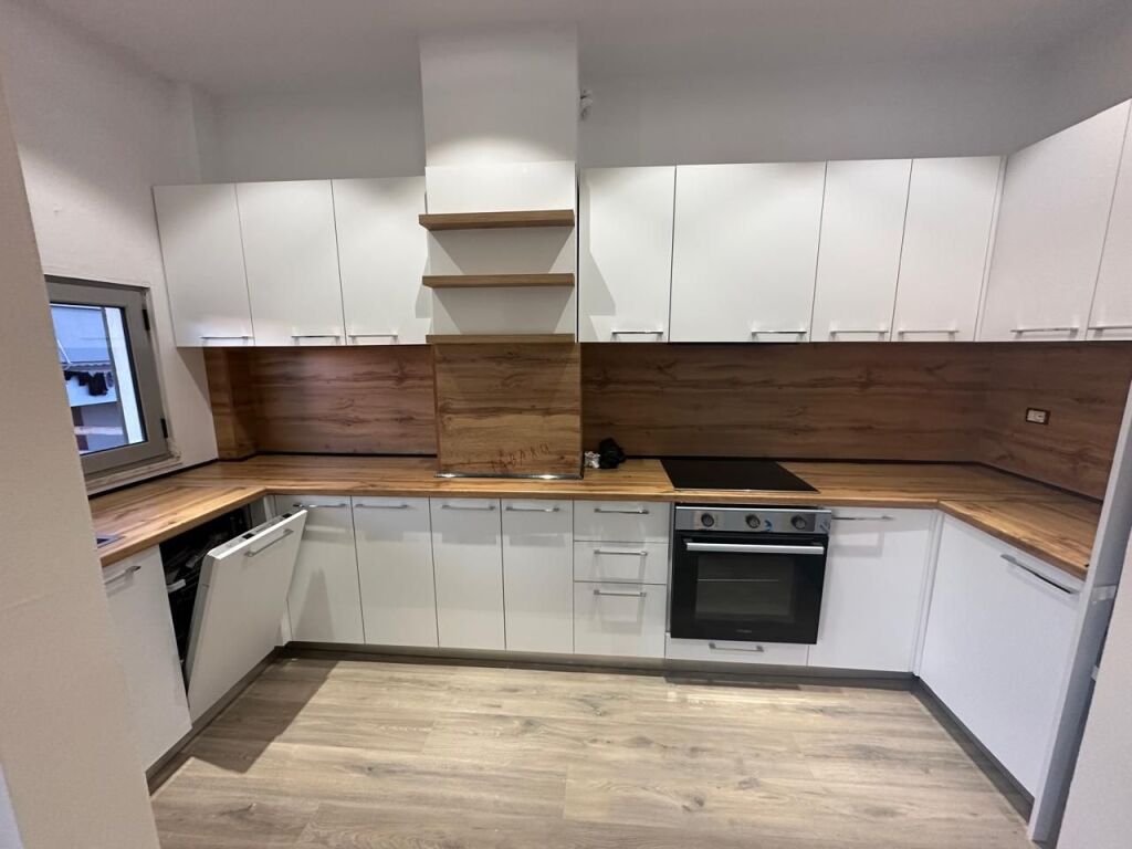 🏢Tek Shkolla e Mesme “Ismail Qemali” jepet me qera apartament 3+1+2,i mobiluar.1,400Euro (i diskutueshem)