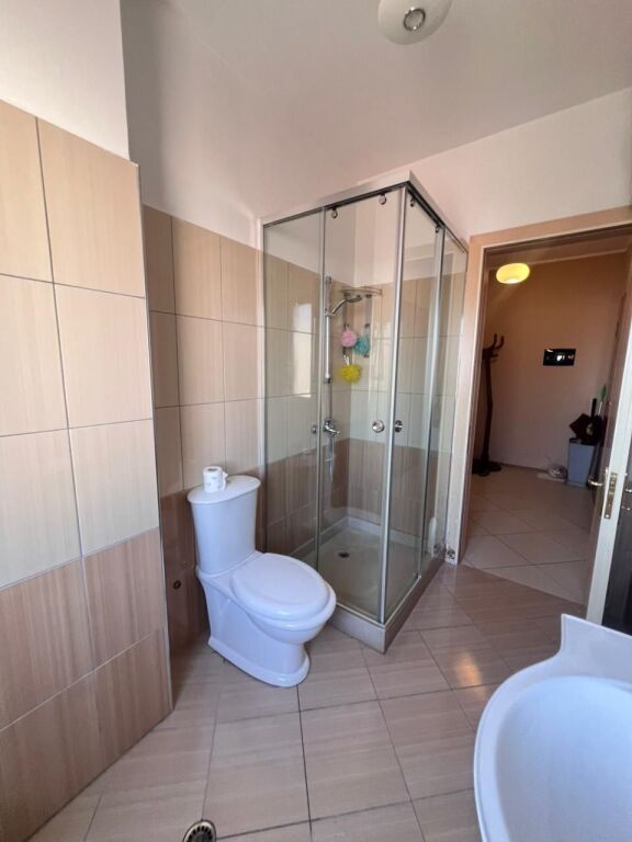 JEPET ME QERA APARTAMENT 2+1+2 PRANE MARKET KAZAZI, DURRES