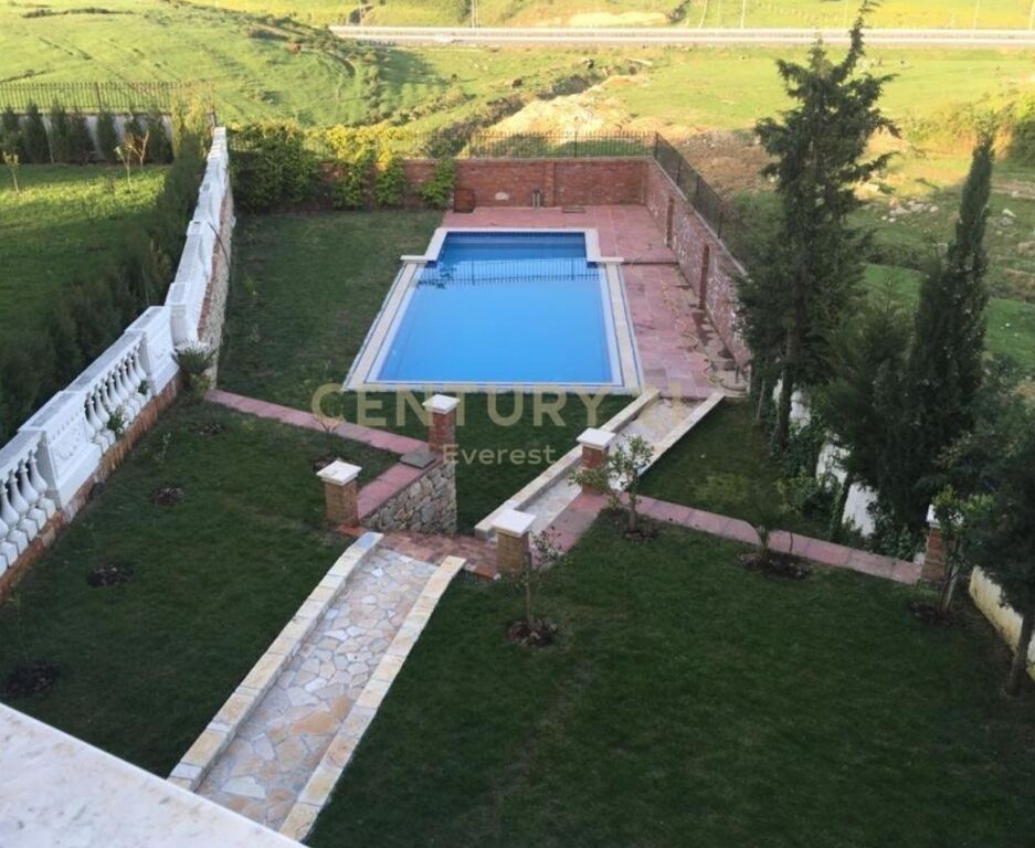 JEPET ME QERA VILË LUKSOZE 3-KATËSHE + PAPAFINGO