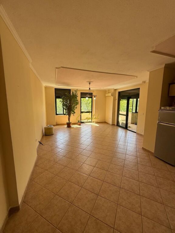 ZYRE ME QIRA 150 M2 ISH EKSPOZITA 120.000 LEKE