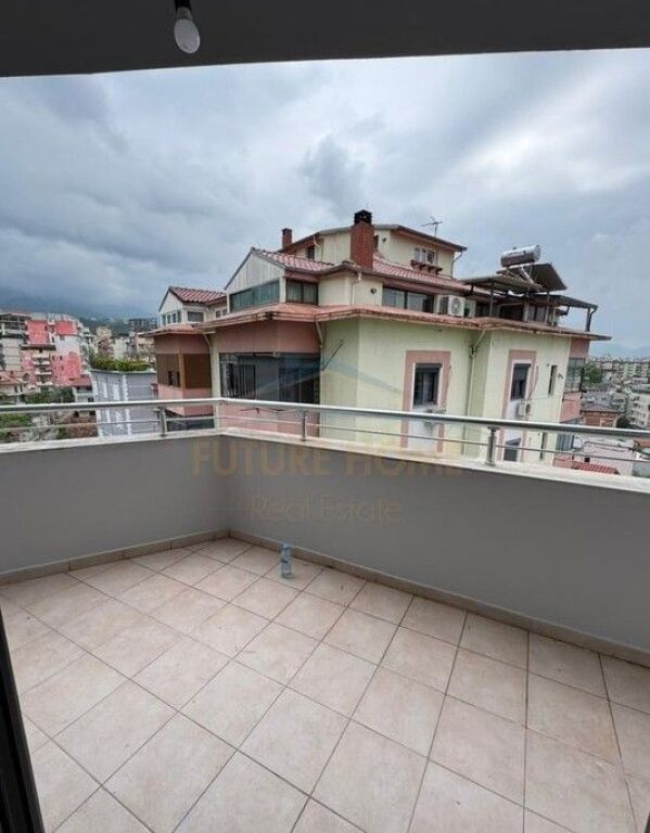 Shitet, apartament 2+1+2, Rruga "Shefqet Kuka" Fresku