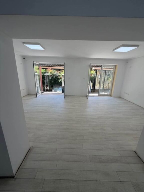 AMBIENT BIZNESI 100M ME QERA - 21-DHJETORI TIRANE