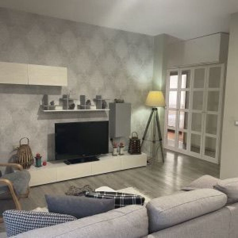 Jepet me qera 2+1 apartament Komuna E Parisit .