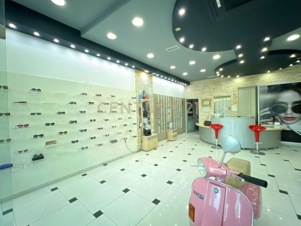 Ambjent Komercial me Qera